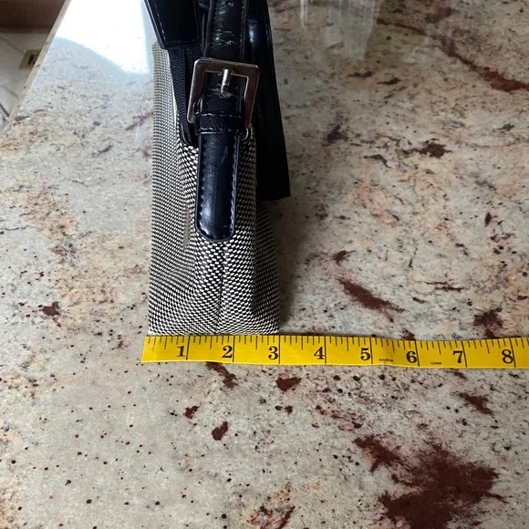 Elegant Black and White Clutch - Picture 6 of 12